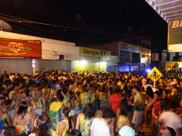 Forró da Curtição e Eletricaz agitaram foliões do Bloco Furacão no 2º dia de folia em Floriano
