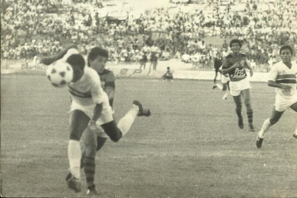 Valter Maranh&atilde;o em a&ccedil;&atilde;o pelo River-PI em um cl&aacute;ssico Rivengo na d&eacute;cada de 80.(Imagem:Acervo Severino Filho)