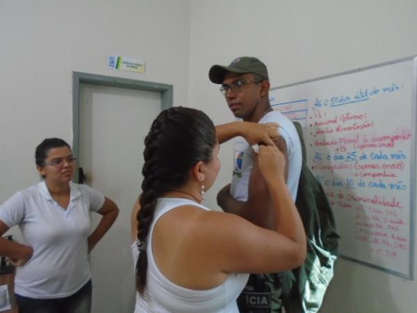 Militares participam de palestra sobre hipertens&atilde;o arterial em Floriano.(Imagem:FlorianoNews)