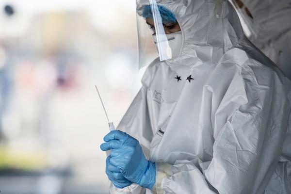 OMS investiga mutação do coronavírus, mas ressalta que forma de contágio não mudou