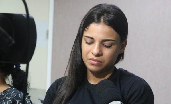 Vi&uacute;va do cabo Samuel Borges preferiu ficar fora da sala durante a audi&ecirc;ncia no F&oacute;rum C&iacute;vel e Criminal de Teresina.(Imagem:Gilcilene Ara&uacute;jo/G1)
