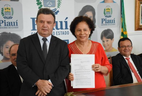 Entrega da minuta do projeto de lei sobre a Pol&iacute;tica de Regulariza&ccedil;&atilde;o Fundi&aacute;ria do Estado do Piau&iacute;.(Imagem:Francisco Leal)