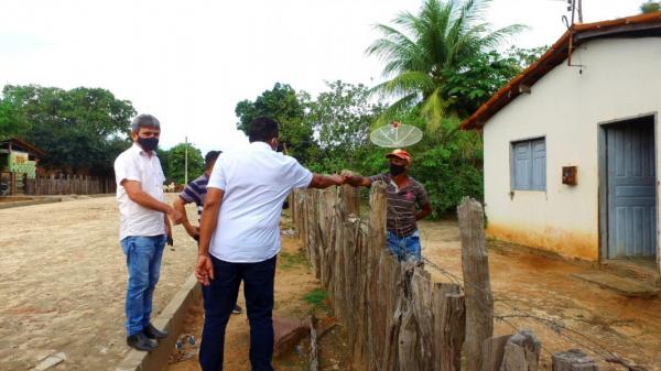 Prefeito Joel visita obras de calçamento na comunidade Bom Sucesso