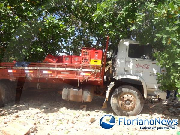 Cabine de caminh&atilde;o destrava e provoca acidente na Av. Dirceu Arcoverde.(Imagem:FlorianoNews)