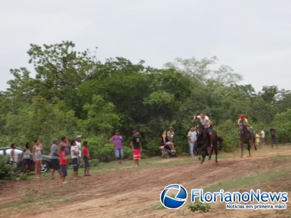 Vaquejada natalina agitou a tarde de s&aacute;bado em Bar&atilde;o de Graja&uacute;.(Imagem:FlorianoNews)