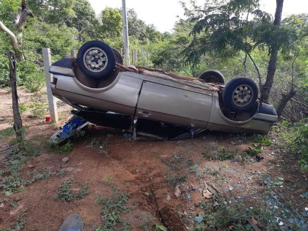Carro capota e acidente deixa quatro pessoas feridas na BR-343