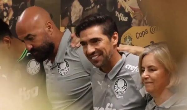 Abel Ferreira incentiva Palmeiras a um jogo do título brasileiro: "Está quase, galera"