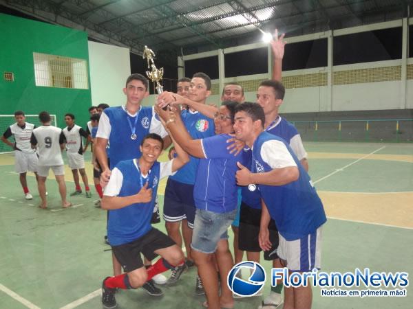 Tarde esportiva &eacute; realizada com alunos do col&eacute;gio Estadual.(Imagem:FlorianoNews)