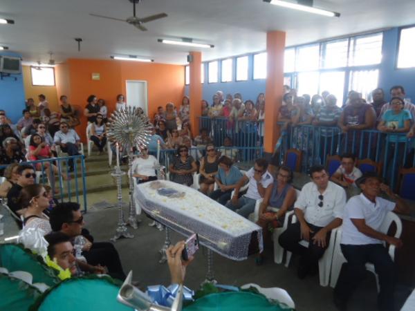 Familiares, amigos e autoridades d&atilde;o &uacute;ltimo adeus a ex-vice-prefeito Salom&atilde;o Ayres.(Imagem:FlorianoNews)