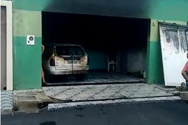 Curto-circuito causa incêndio em carro estacionado dentro de residência