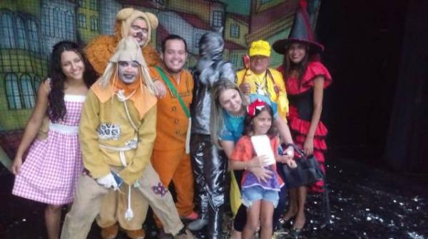 Estudantes prestigiam apresenta&ccedil;&atilde;o do espet&aacute;culo O M&aacute;gico de Oz em Floriano.(Imagem:FlorianoNews)