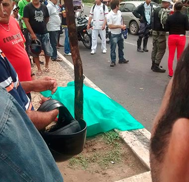 Motociclista morre após colidir com árvore na capital piauiense