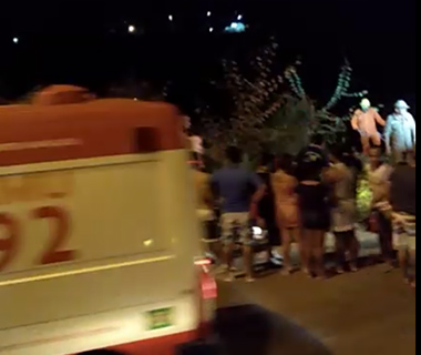 Pick-up capota, deixa mulher presa às ferragens e três feridos
