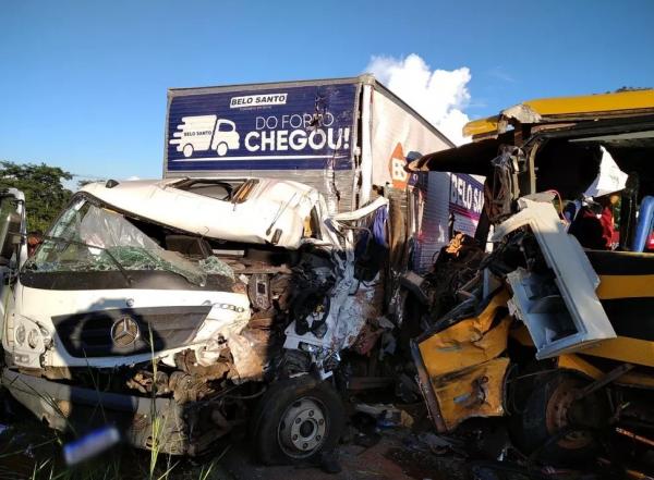 Ônibus escolar transportando crianças colide contra caminhão e caminhonete na BR-135