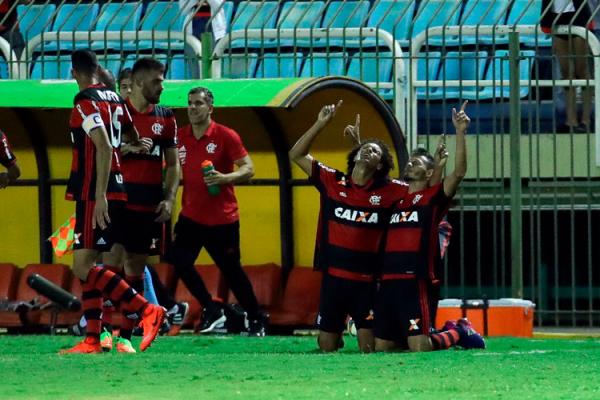 Renê faz primeiro gol pelo Flamengo e homenageia futura filha