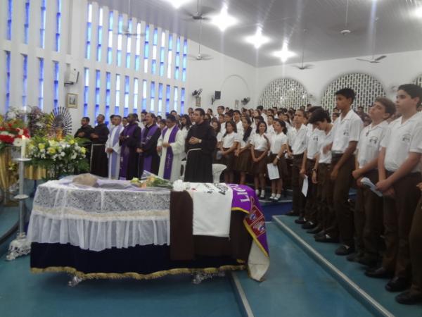Florianenses prestaram &uacute;ltima homenagem a Frei Ant&ocirc;nio Curcio.(Imagem:FlorianoNews)