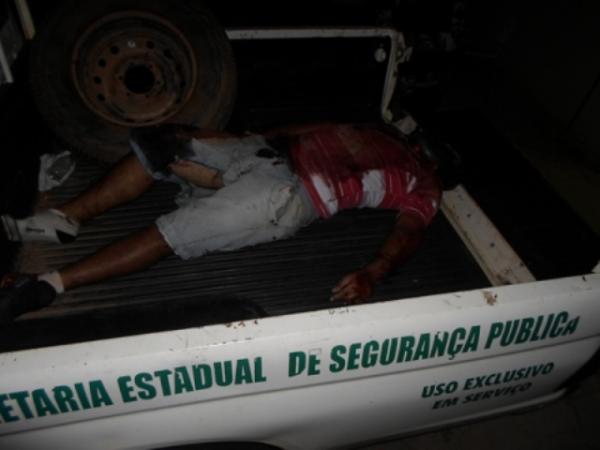 Colis&atilde;o entre caminh&atilde;o e moto deixa v&iacute;tima fatal em Oeiras.(Imagem:Mural da Vila)