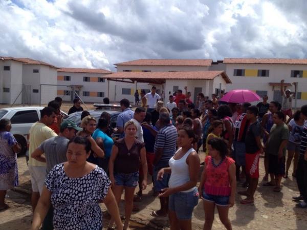 Fam&iacute;lias se negam a sair de apartamentos invadidos do Minha Casa, Minha Vida.(Imagem:Gilcilente Ara&uacute;jo/G1)