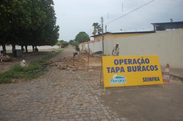 Secretaria de Infraestrutura realiza Opera&ccedil;&atilde;o Tapa Buracos em Floriano.(Imagem:Waldemir Miranda)