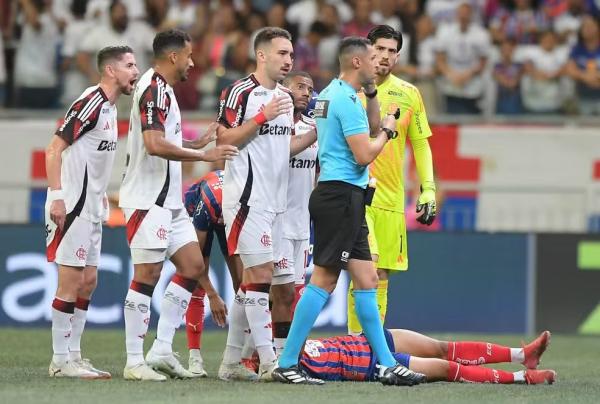 Flamengo perde liderança em jogo em que poderia ter sido mais eficiente, apesar de expulsões