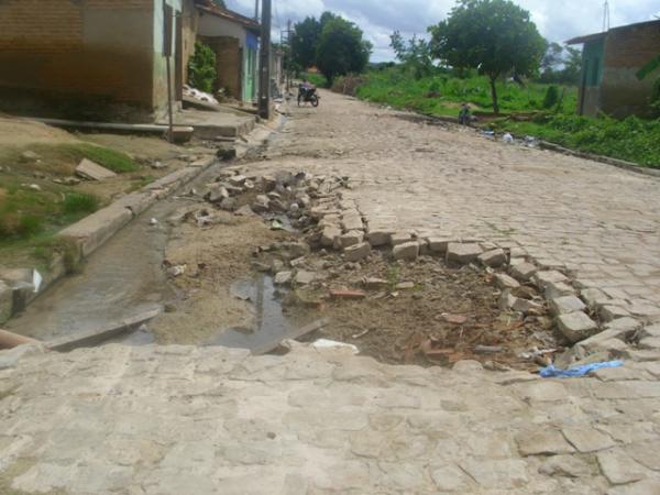 Crateras no meio da rua que n&atilde;o foram causados pelas obras do esgotamento sanit&aacute;rio(Imagem:Floriano News)