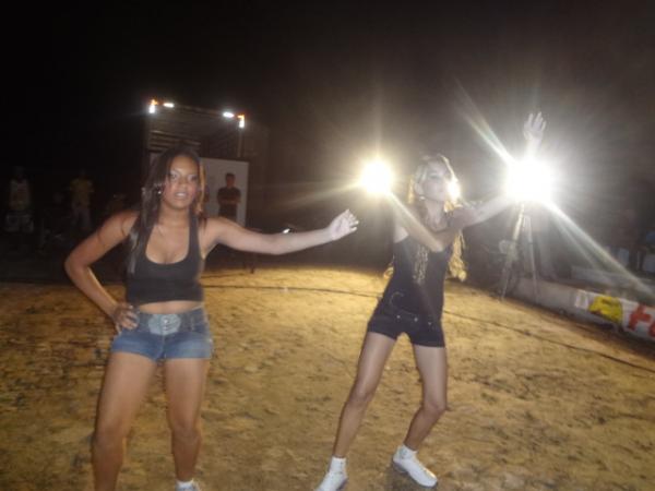 C&iacute;ntia e Raiane ( Vai que cola dance)(Imagem:FlorianoNews)