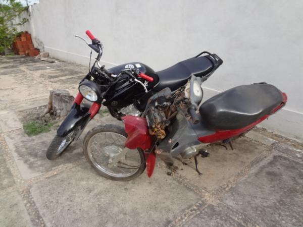 Pol&iacute;cia Militar faz apreens&atilde;o de duas motocicletas em Floriano.(Imagem:FlorianoNews)