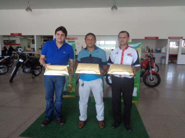 Cliente da Cajueiro Motos de Floriano fatura R$ 3.500,00 na promo&ccedil;&atilde;o Chave de Ouro.(Imagem:FlorianoNews)
