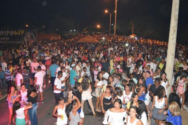 Florianenses lotam Avenida Beira Rio para festa de Réveillon
