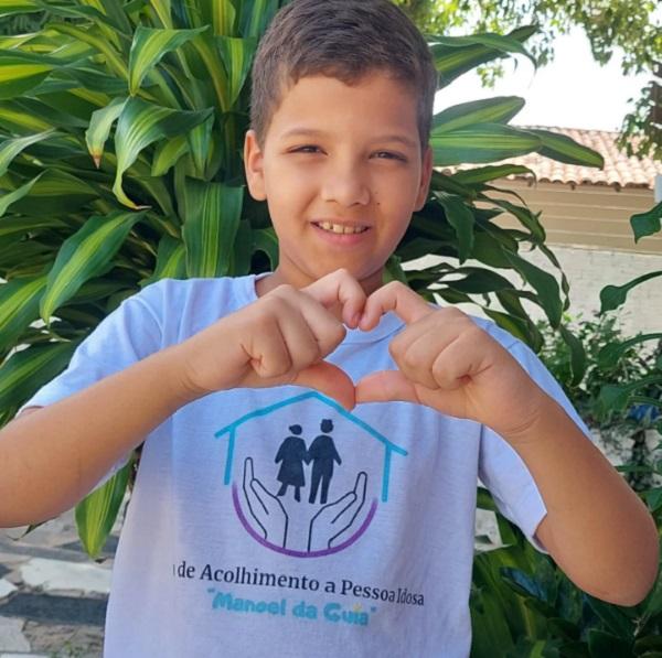 Casa de Acolhimento "Manoel da Guia" concede título de "Voluntário Mirim" ao pequeno Amadeu