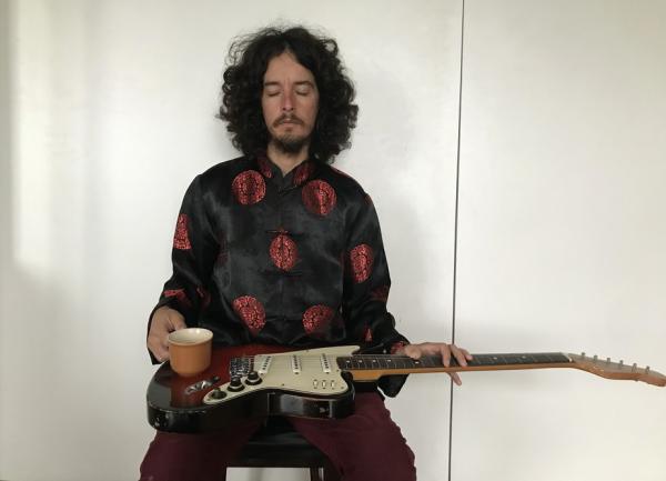 Gustavo Galo deixa entrar seis músicas em EP gravado em show em São Paulo