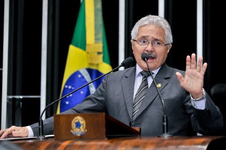 Elmano Férrer retira pré-candidatura e continua trabalho no Senado Federal