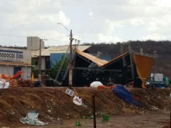 Palco montado para festa de anivers&aacute;rio ficou destru&iacute;do.(Imagem: Wagner Gomes/Arquivo Pessoal)