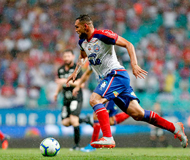 Com expulsão polêmica, Bahia vence Botafogo e encosta no G-6