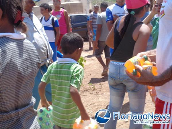Caminhão tomba e carga é saqueada em Floriano.(Imagem:FlorianoNews)