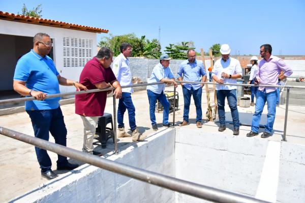 Vereadores de Floriano acompanham visita a obra do Esgotamento Sanitário no município