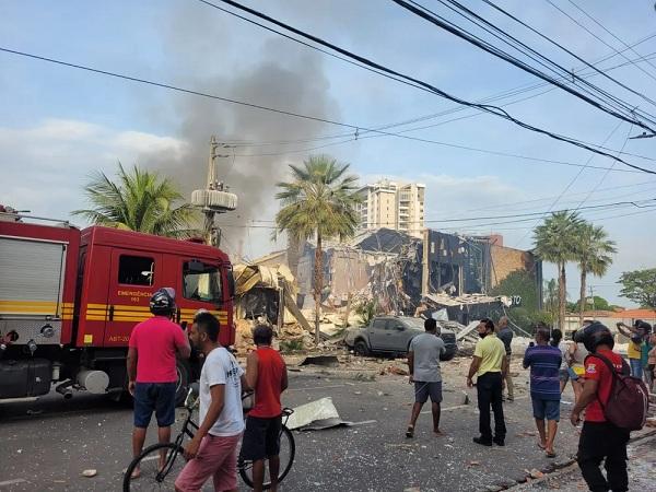  Explos&atilde;o de restaurante em Teresina atraiu muitos curiosos.(Imagem: Reinaldo Junior )