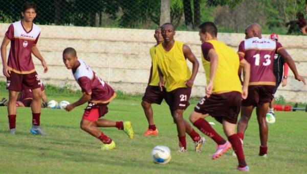 Amarildo tenta se adaptar a nova posi&ccedil;&atilde;o no River-PI para ajudar time.(Imagem:Emanuele Madeira)
