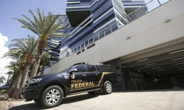 Movimentação no prédio sede da Polícia Federal, que ouve Bolsonaro e mais sete envolvidos no caso da venda de joias.(Imagem:Marcelo Camargo/Agência Brasil)