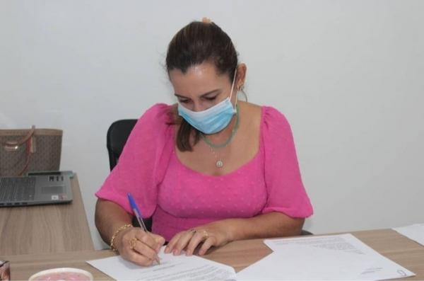 Prefeita de Barão de Grajaú assina termo do Programa Vale Gás
