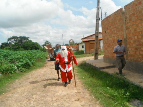 Papai Noel promoveu manh&atilde; de alegria com distribui&ccedil;&atilde;o de bombons em Floriano.(Imagem:FlorianoNews)