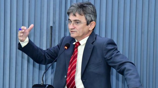 Vereador Edvaldo Araújo reivindica extensão de calçamento no bairro Caixa Dágua