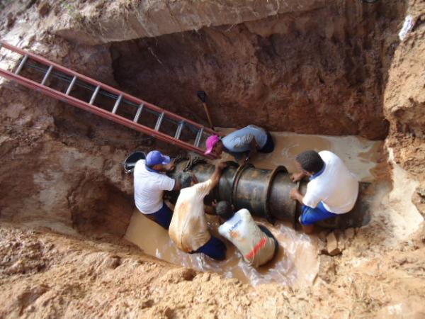 Rompimento de adutora provoca falta de água em Floriano
