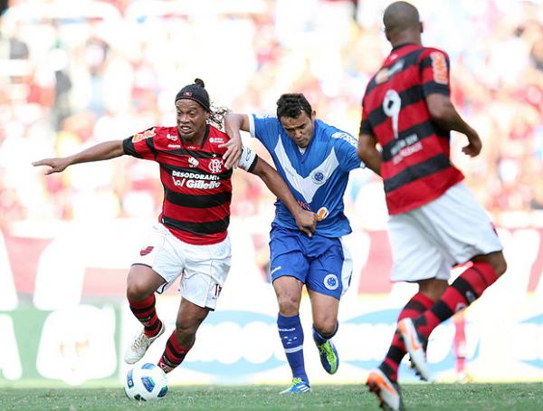 Ronaldinho tenta se livrar da marca&ccedil;&atilde;o durante o primeiro tempo.(Imagem: Andr&eacute; Portugal / VIPCOMM)