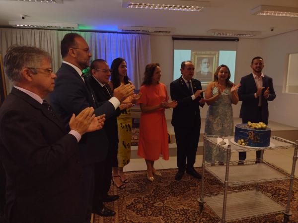 Prefeito Ant&ocirc;nio Reis recebe comenda da Ordem do M&eacute;rito Comercial Marqu&ecirc;s de Paranagu&aacute;.(Imagem:FlorianoNews)
