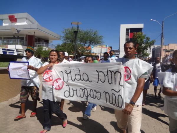 Caminhada lembra o Dia Internacional de Combate &agrave;s Drogas em Floriano.(Imagem:FlorianoNews)
