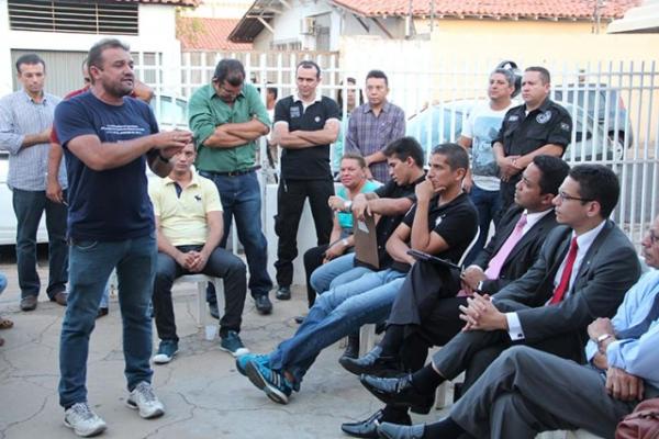 Agentes penitenciários aprovam indicativo de greve, mas aguardam reunião com governo