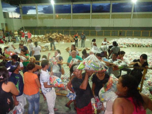 Prefeitura de Floriano realiza distribui&ccedil;&atilde;o de cestas b&aacute;sicas.(Imagem:FlorianoNews)