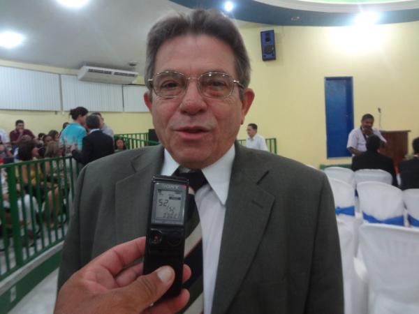 "A gente constrói durante o dia e eles destroem durante a noite", diz Avelino Neiva