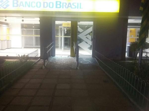 Quadrilha faz reféns e explode cofre do Banco do Brasil em Elesbão Veloso